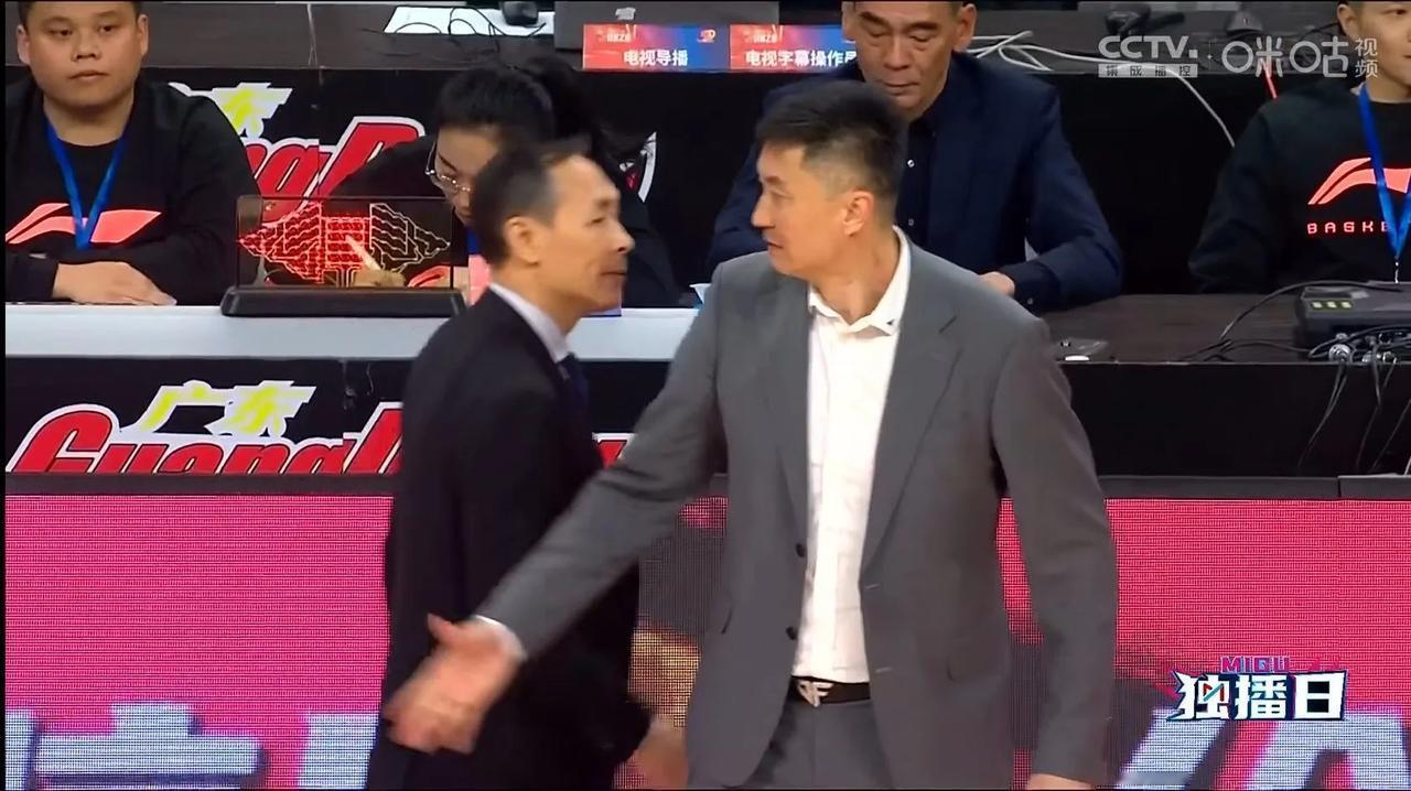 广东连克北京双雄，杜峰用人4个变化是关键：

1.不让或者减少张文逸控球，张文逸