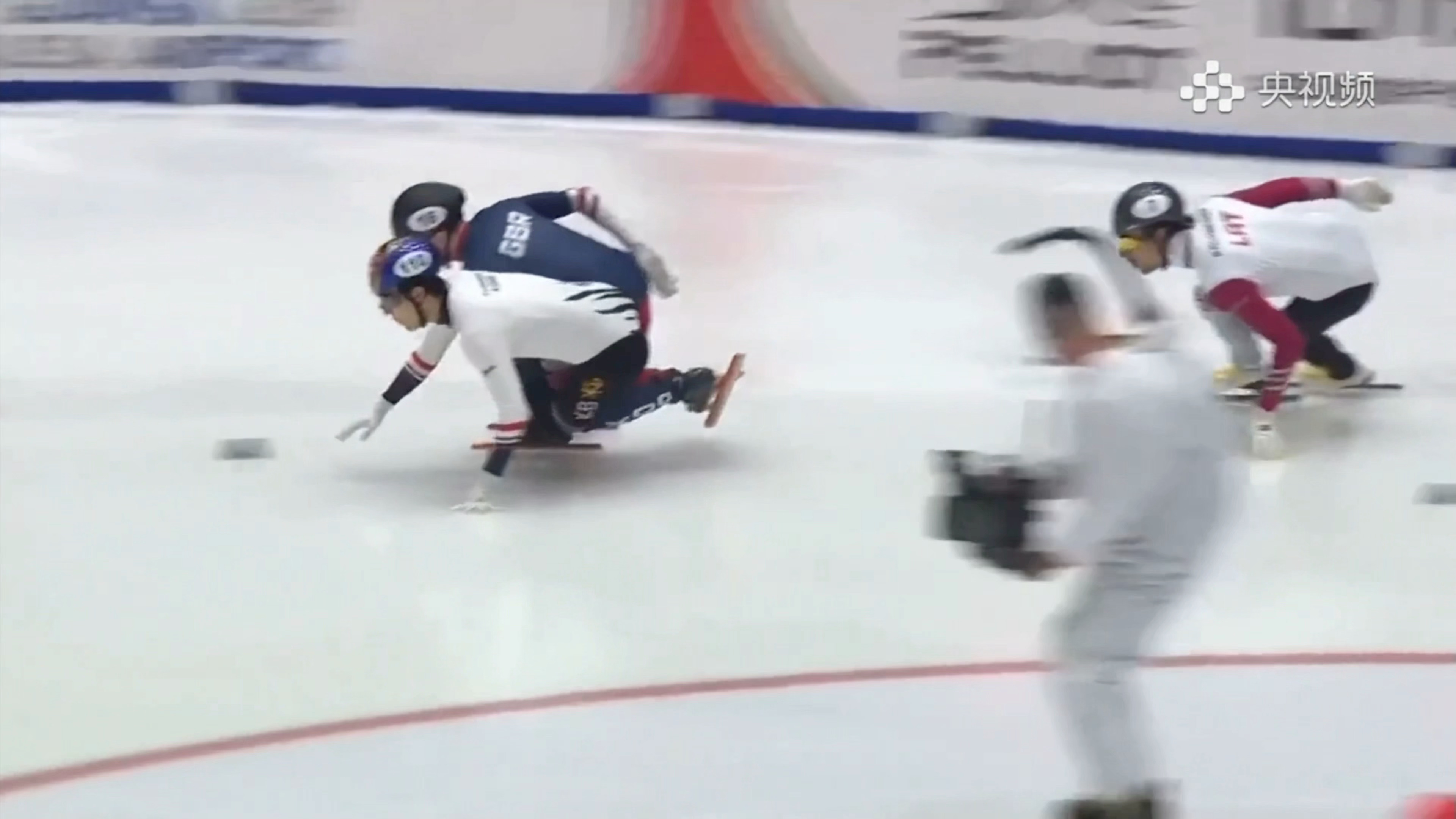 不犯规就不会滑的黄🐶喜大普奔！无缘1500决赛了