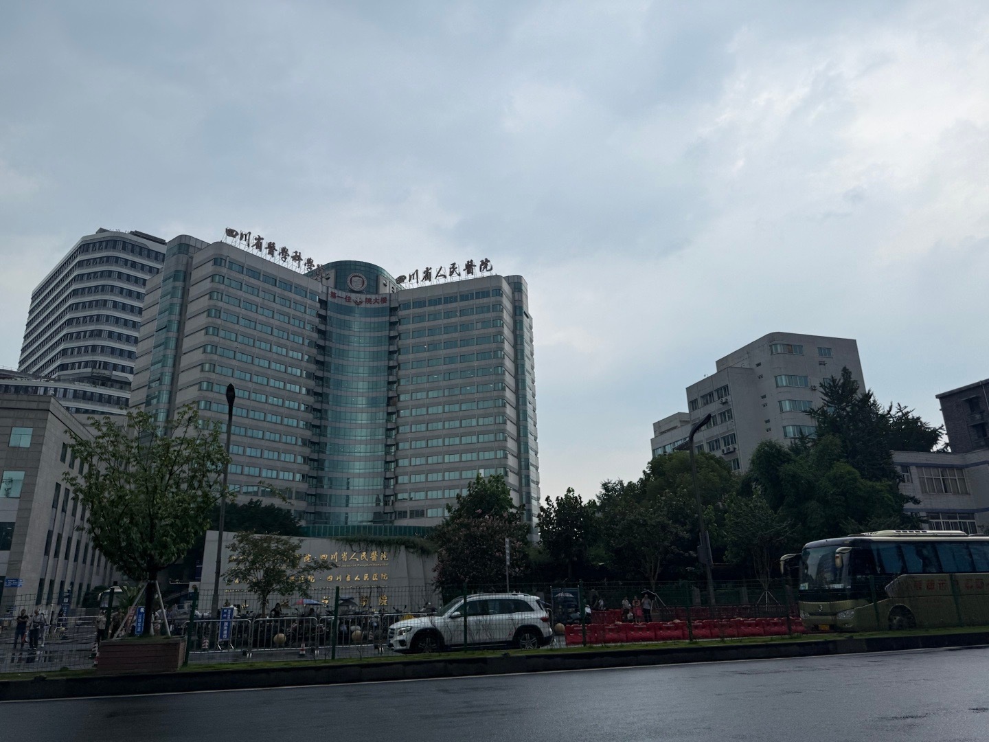 在街头走一走，参观一下四川省人医，真特么大… 成都·四川省人民医院