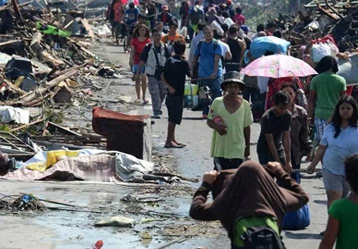 菲律宾的美国盟友捐款人均0.07美元，全家凑不齐买条短裤
     11月由台风