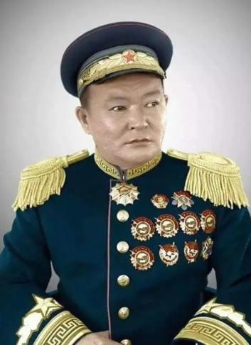 看清这个胸前挂满勋章的人，他是中华民族的罪人，就是他跟外人勾结，把外蒙古硬生生推