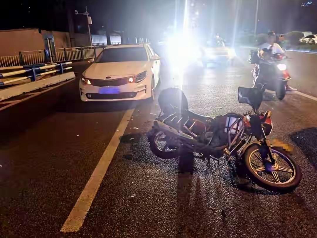 又发生一起，重庆江北发生两名摩托车手飙车死亡，其中一女子尸体直接挂在了护栏上。