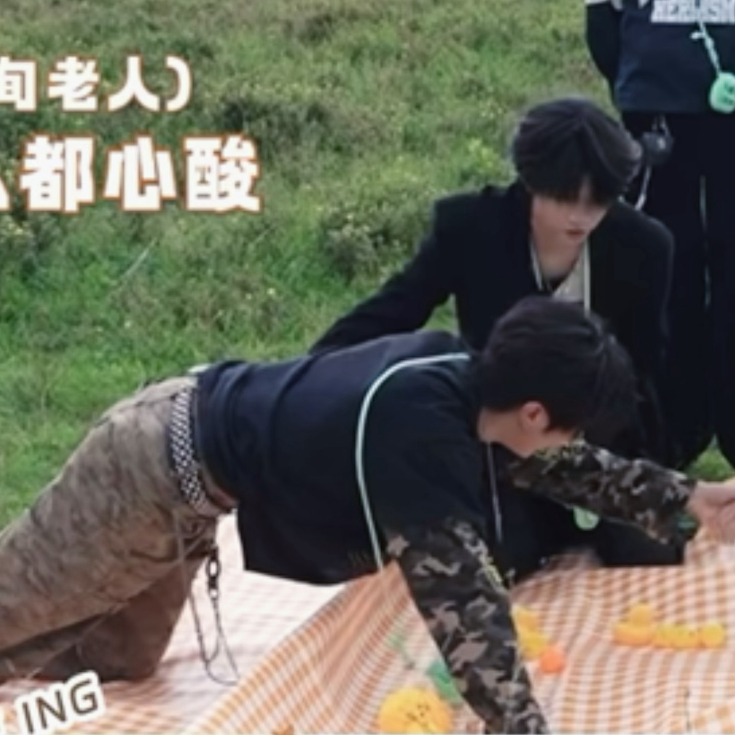 貌似拉衣服前后没有任何遮挡作用反而摸了一把腰呢 ​​​