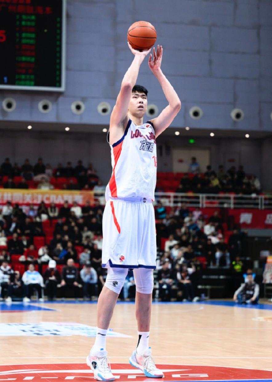 我发现广州男篮球员徐昕和NBA老鹰球员库明加的经历挺像的，都是在原球队没有得到很