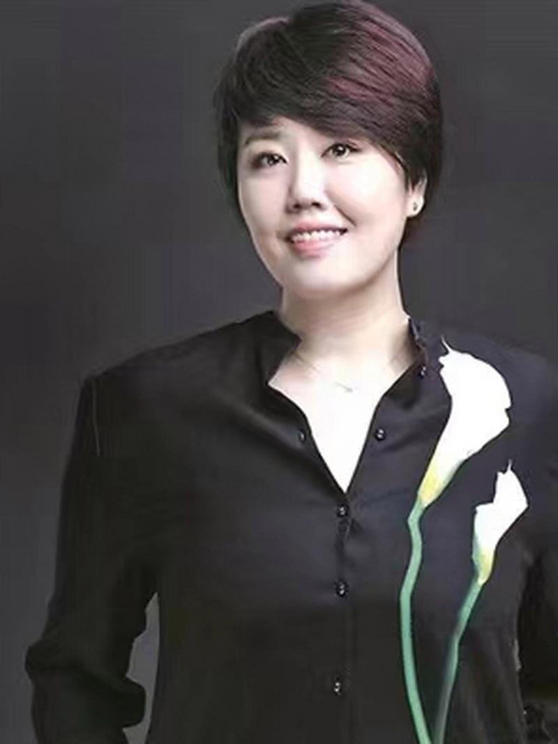 于蕾，1979年生于辽宁沈阳，毕业于中国传媒大学，是中国内地知名女导演、撰稿人及