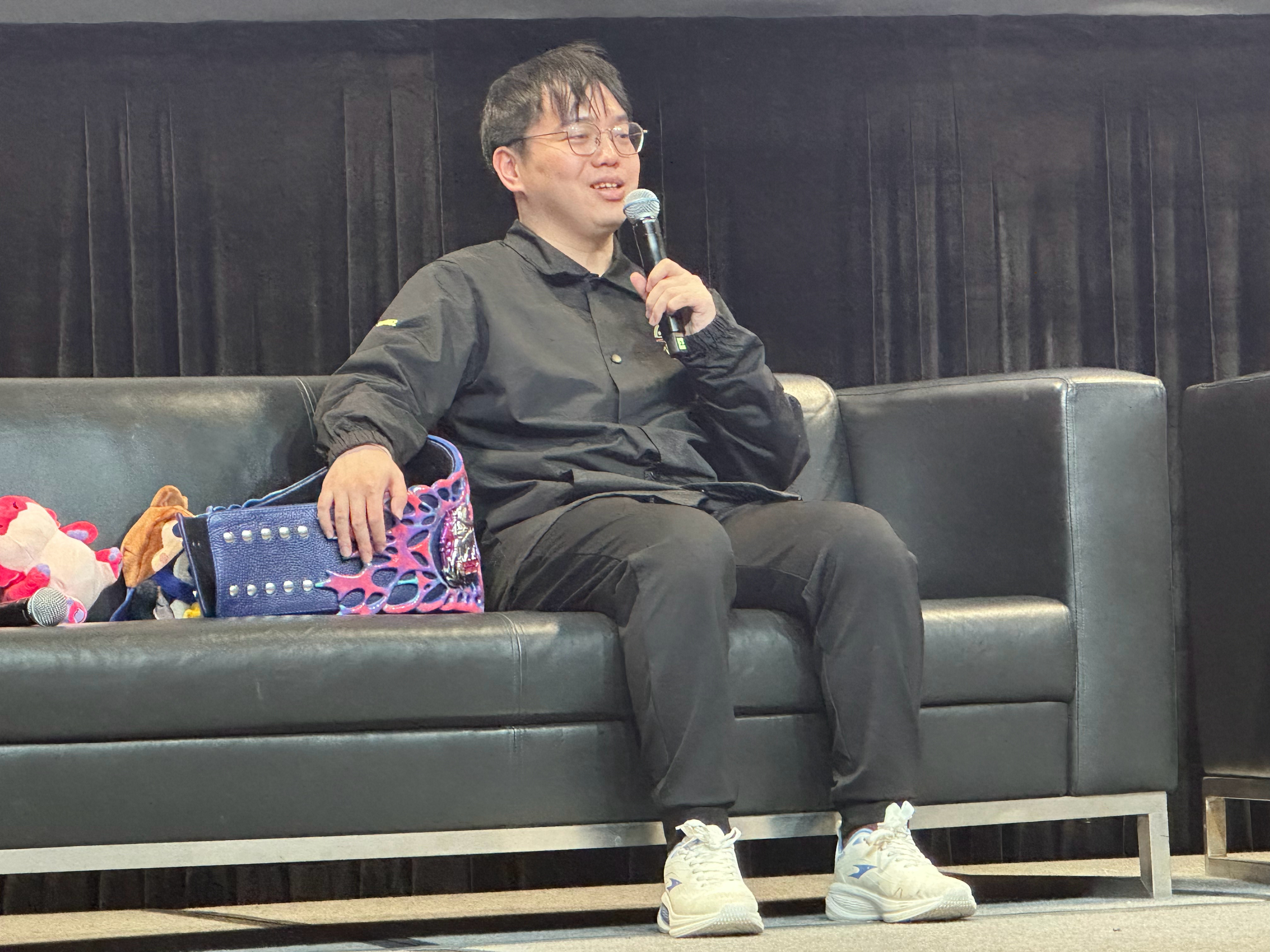 云顶之弈澳门公开赛   逝去夺冠采访，冠军腰带抱紧紧的，说奖金都给家人[抱一抱]