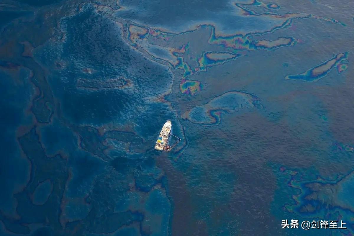 空中俯拍的波斯湾石油泄漏，整片整片的油污盖住了阿联酋沿海海面，不知道又有多少海洋