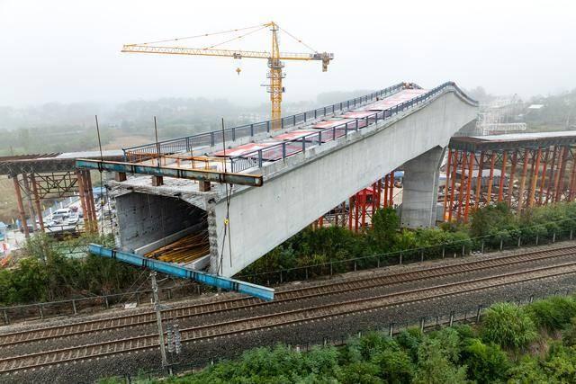 12 公里，不到两年建成，却等了近八年
一条12公里铁路连接段，规划阶段拖了近八