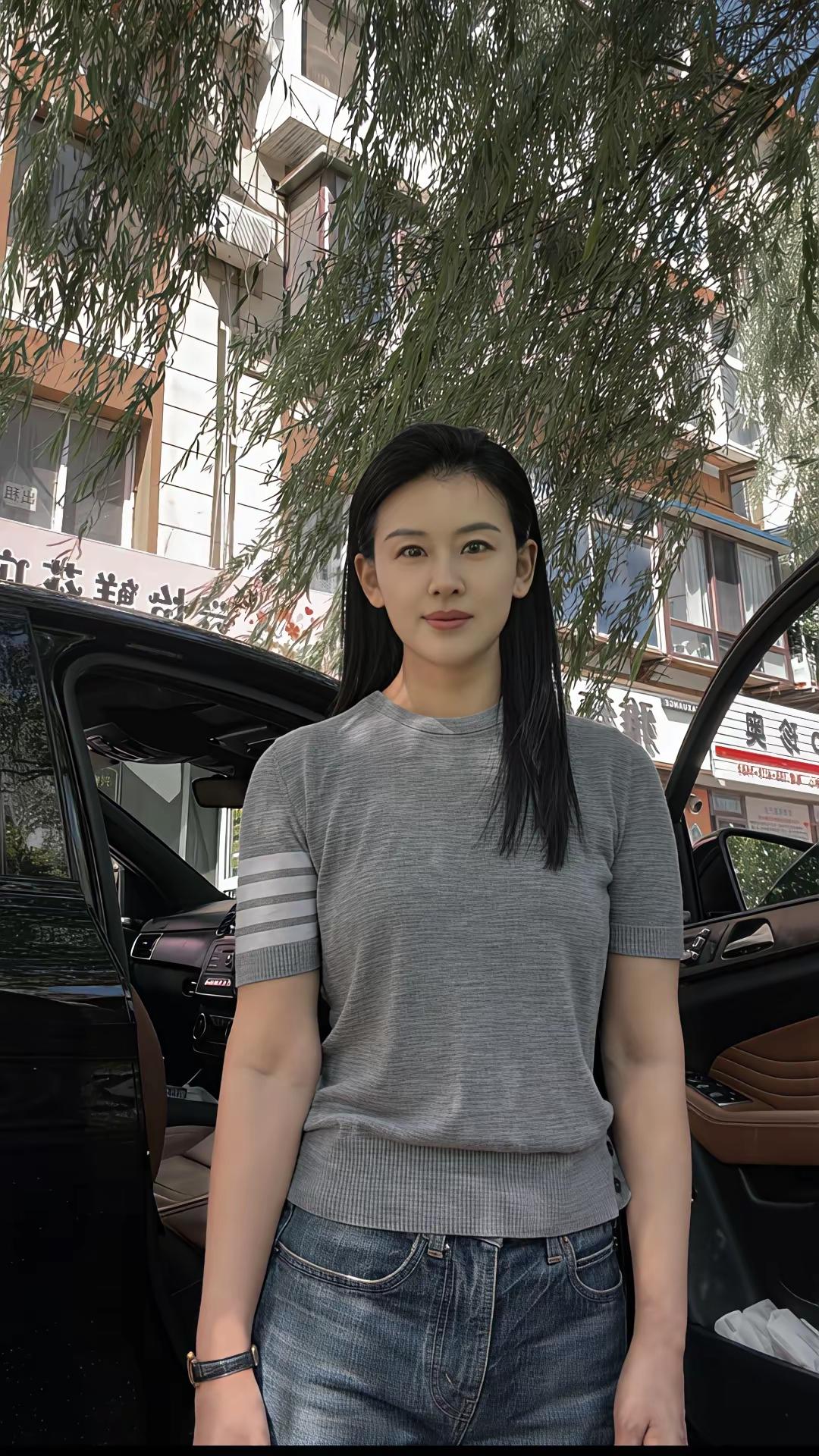 一个女孩站在车旁微笑。