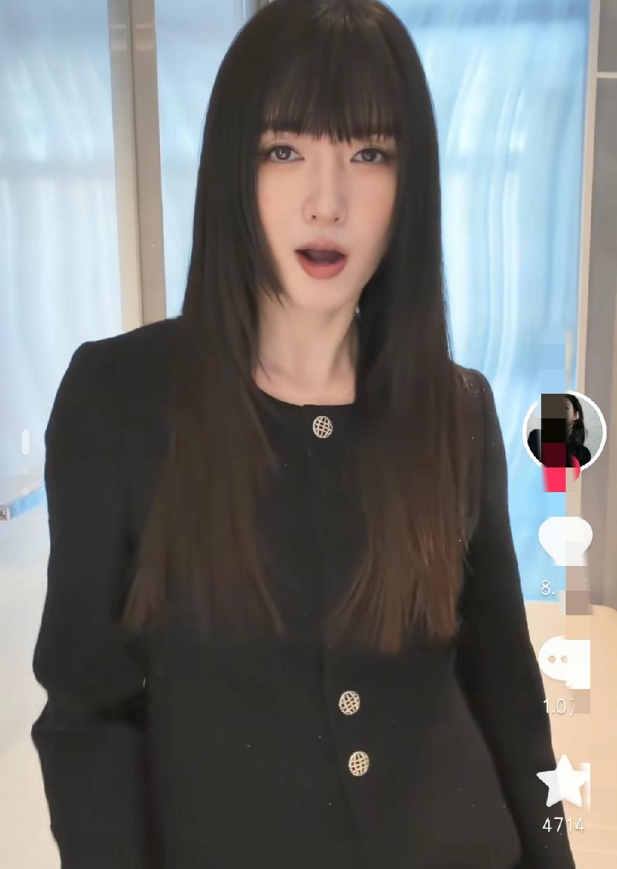 要不还是退圈吧
39岁江疏影
近况真惊到我了！那么厚重的齐刘海，再加上黑色套裙，