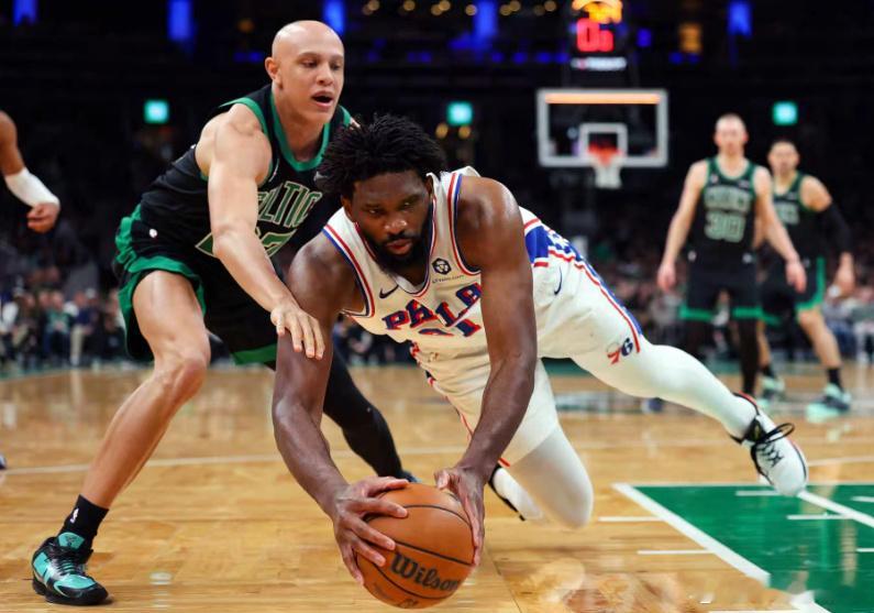 炸了！末节狂砍28-11！76人惊天逆转绿军，恩比德33+8封神，系列赛2-3悬