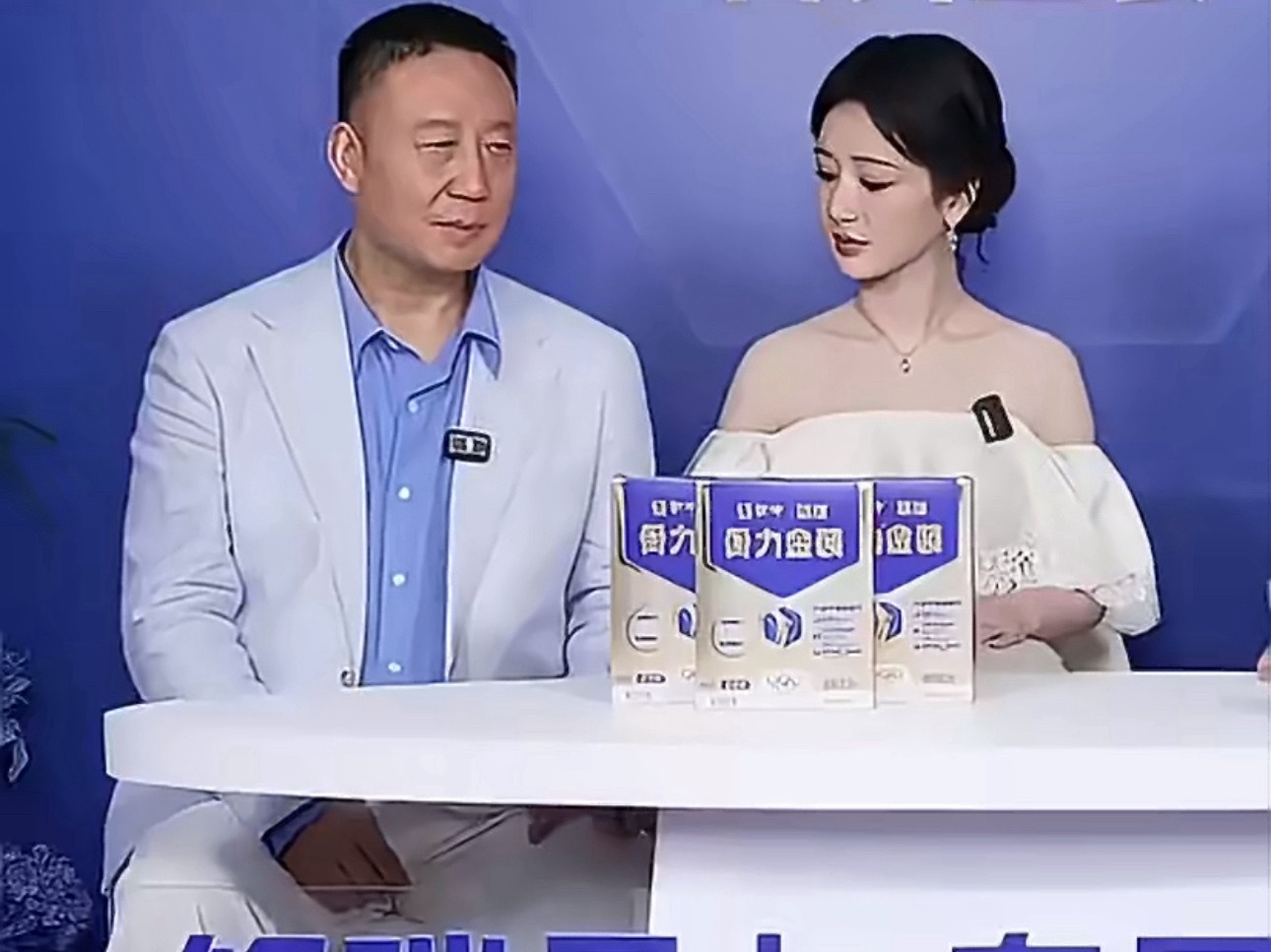 杨紫 把腿合上你立的规矩自己都忘了吗把腿给我合上！！！一看就知道杨紫在家是个守规