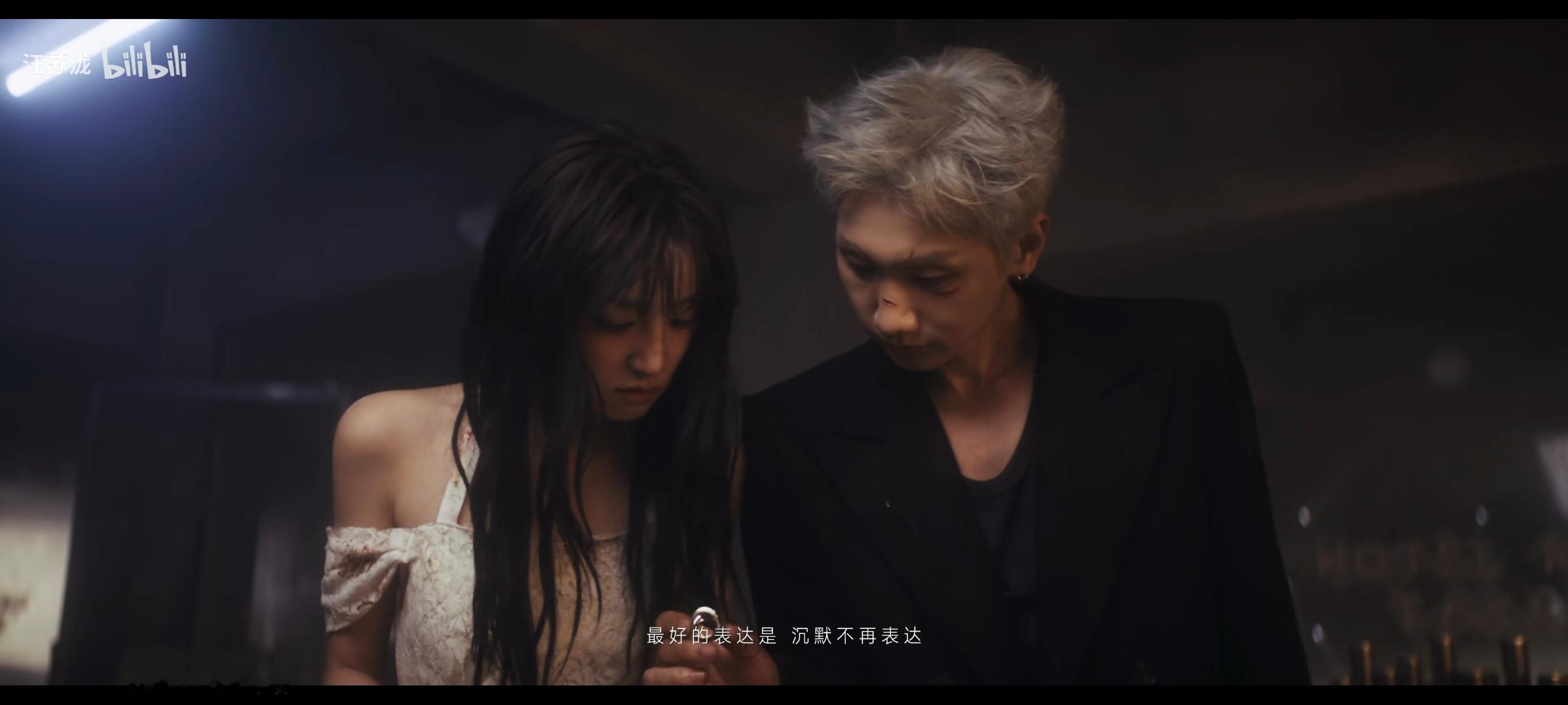 等一下，所以这里穿的是婚纱和西装吗特意来礼品店挑选结婚戒指😭别刀了😭😭😭