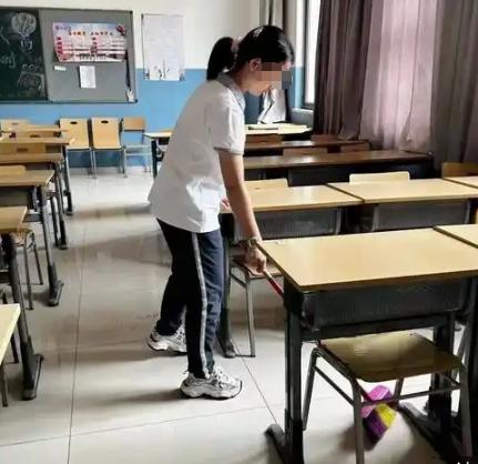 内蒙古包头一名中学班主任因扫把破损和女学生起了争执，遭到学生顶撞后情绪失控，当众