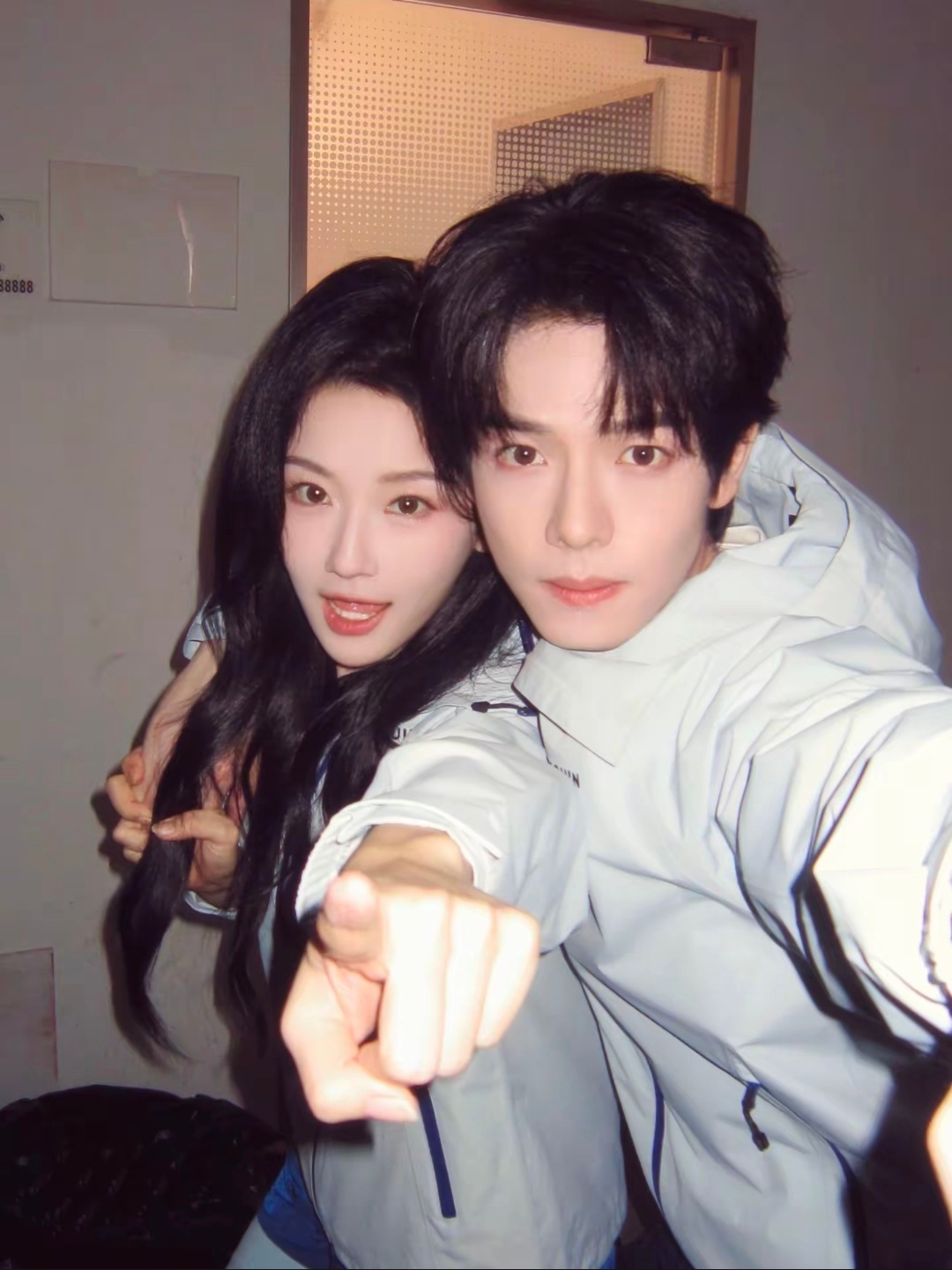 曾辉亲韩雨彤的脸家产工作之余也有在好好生活，休假玩的开心✌︎˶╹ꇴ╹˶✌︎如果你