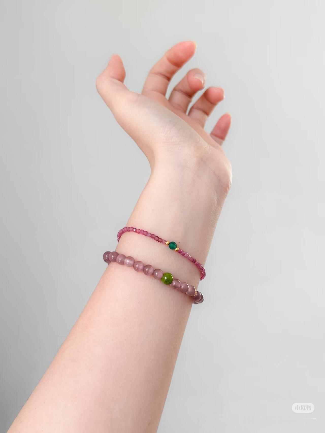 粉手串叠戴｜粉色控的春日腕间浪漫🎀
粉猫眼石与粉碧玺手串叠戴，
如春风拂过，柔