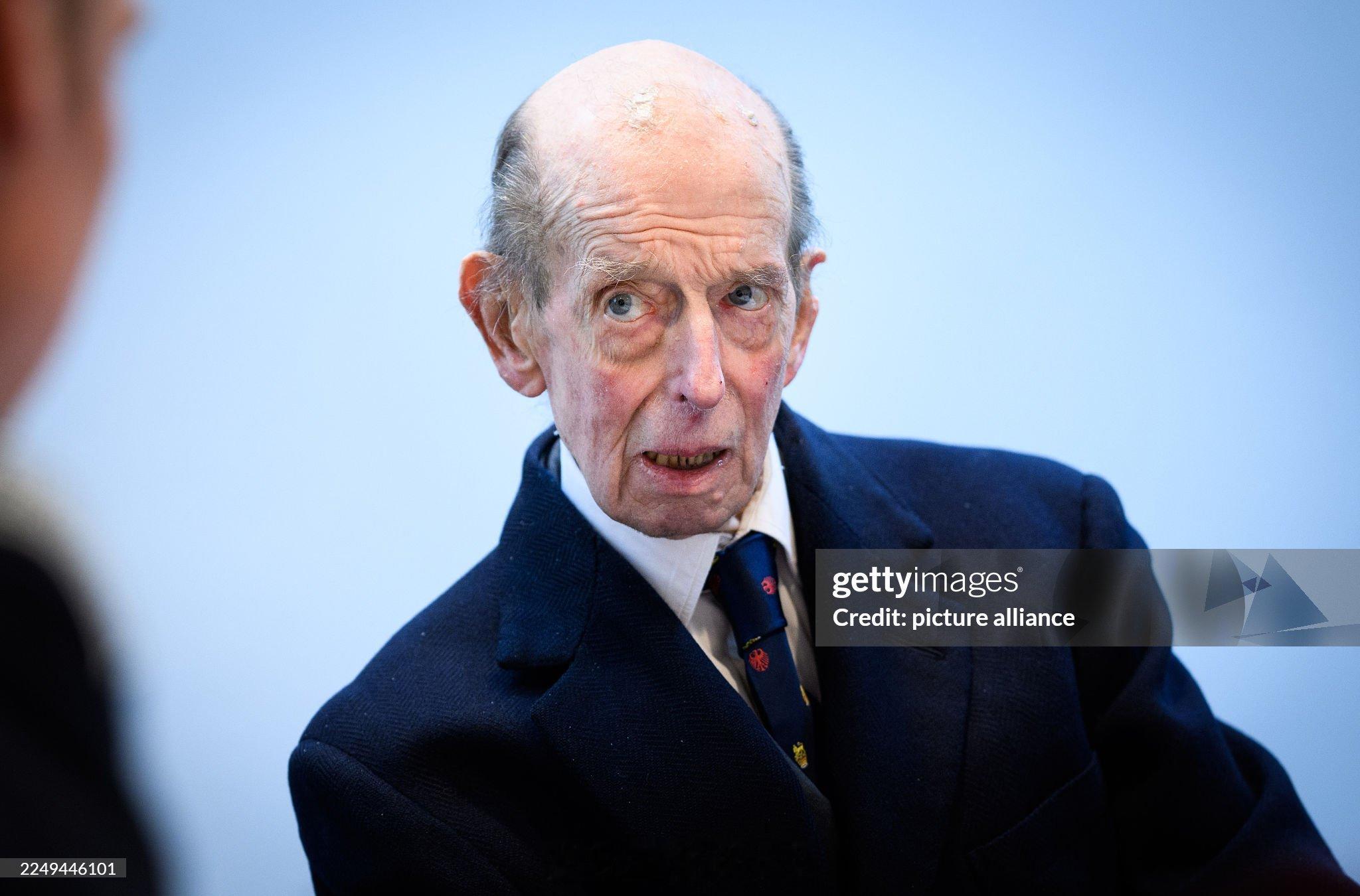 英国王室  今天9️⃣0️⃣岁肯特公爵爱德华王子在考文垂访问新旧考文垂大教堂，并