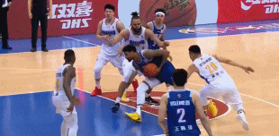 卧槽。。。。。麦基这个防守，强行截停米奇青岛男篮vs北京男篮
