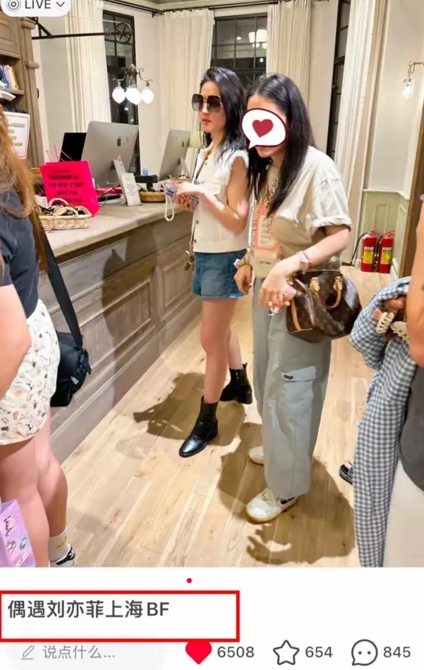 刘亦菲逛街被偶遇，身穿粉色收腰上衣，元气满满宛如18岁少女。

昨天，“神仙姐姐