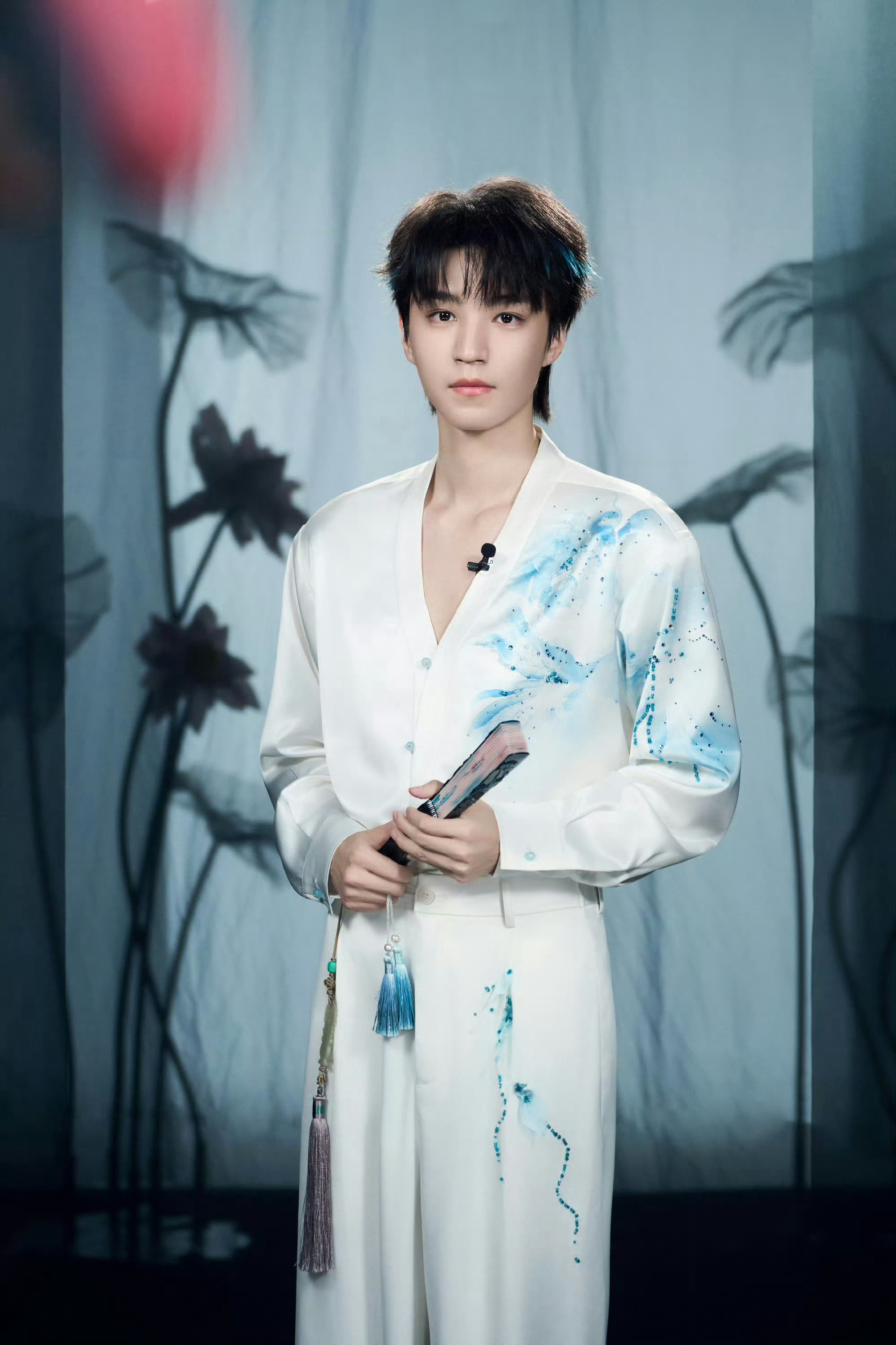 王俊凯 × 花西子品牌直播活动造型大片 📸王俊凯深V真空 王俊凯东方公子