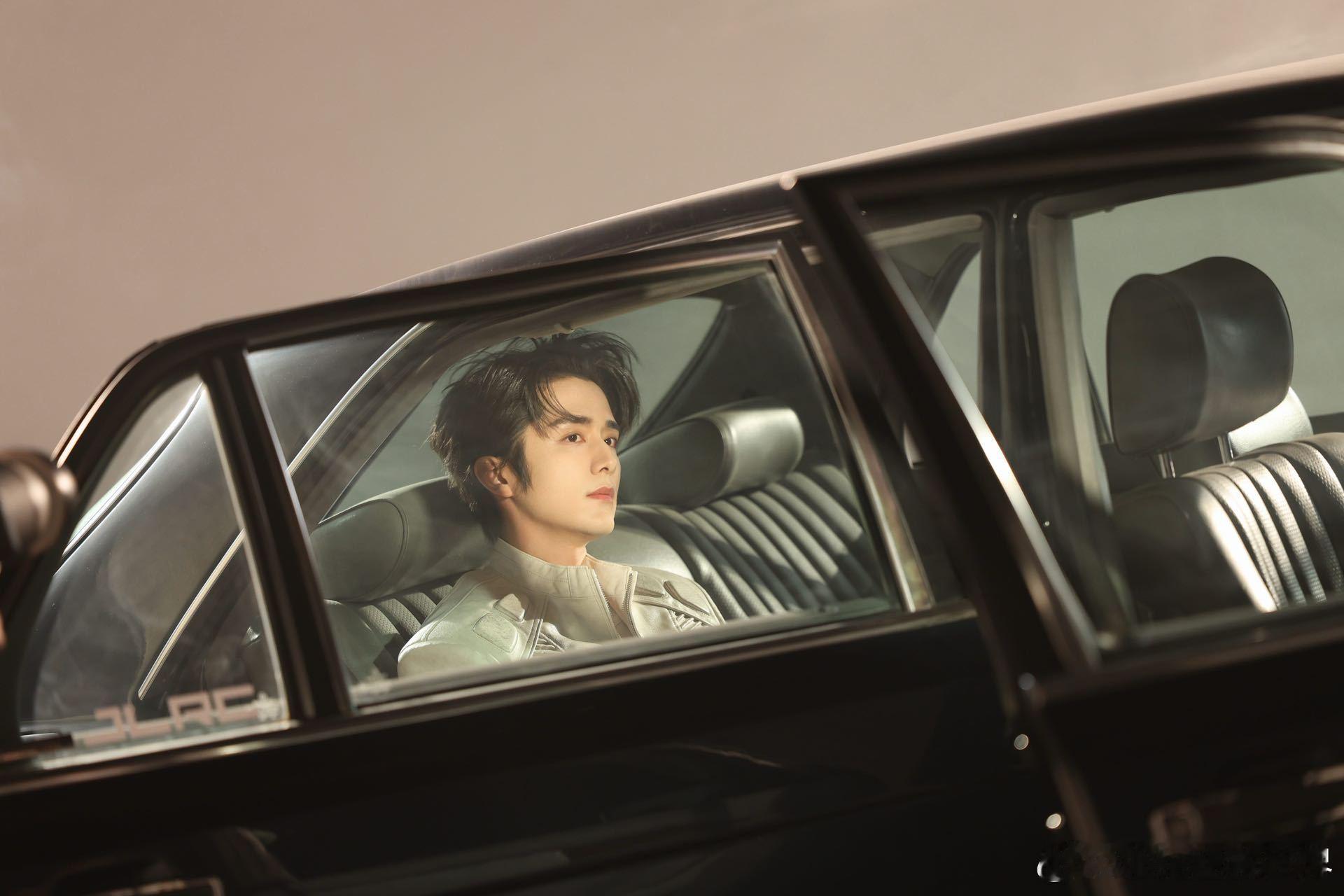 不想上班想上张新成的车 这哪里是拍大片，分明是少爷开着豪车来接人，张新成这身造型