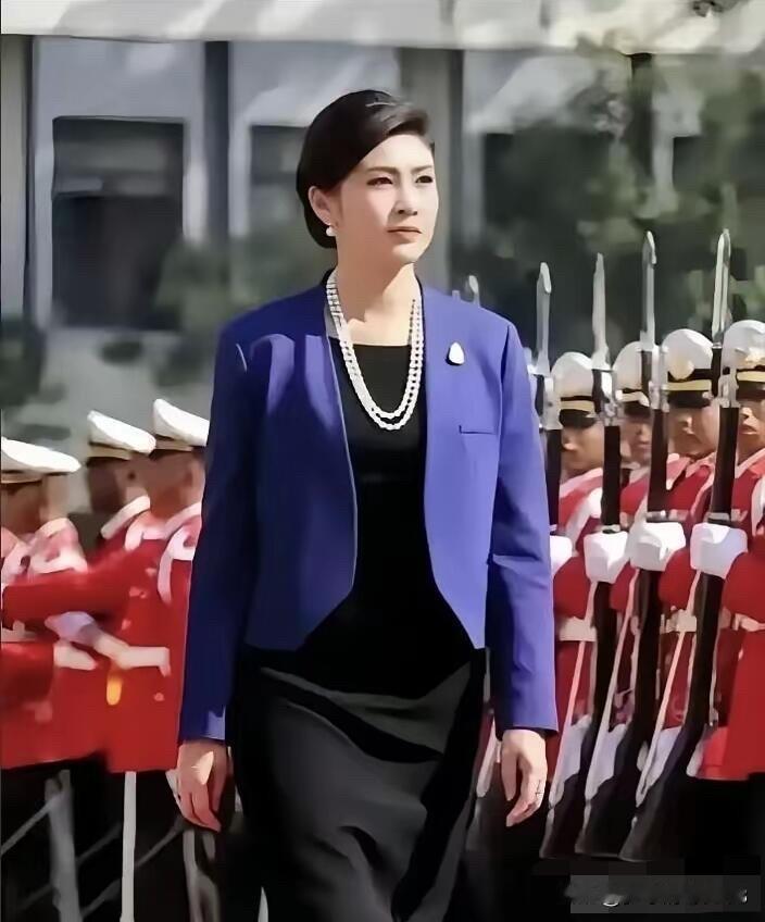 她长相舒展大气，气质和氛围感很绝，有东方古典的韵味，比朱琳还要漂亮，气质也是不输