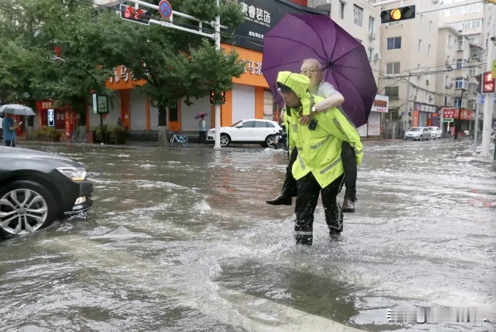 大雨无情，人有情。8月15日的急雨令市区出现了大面积的积水，严重影响到了城市的交