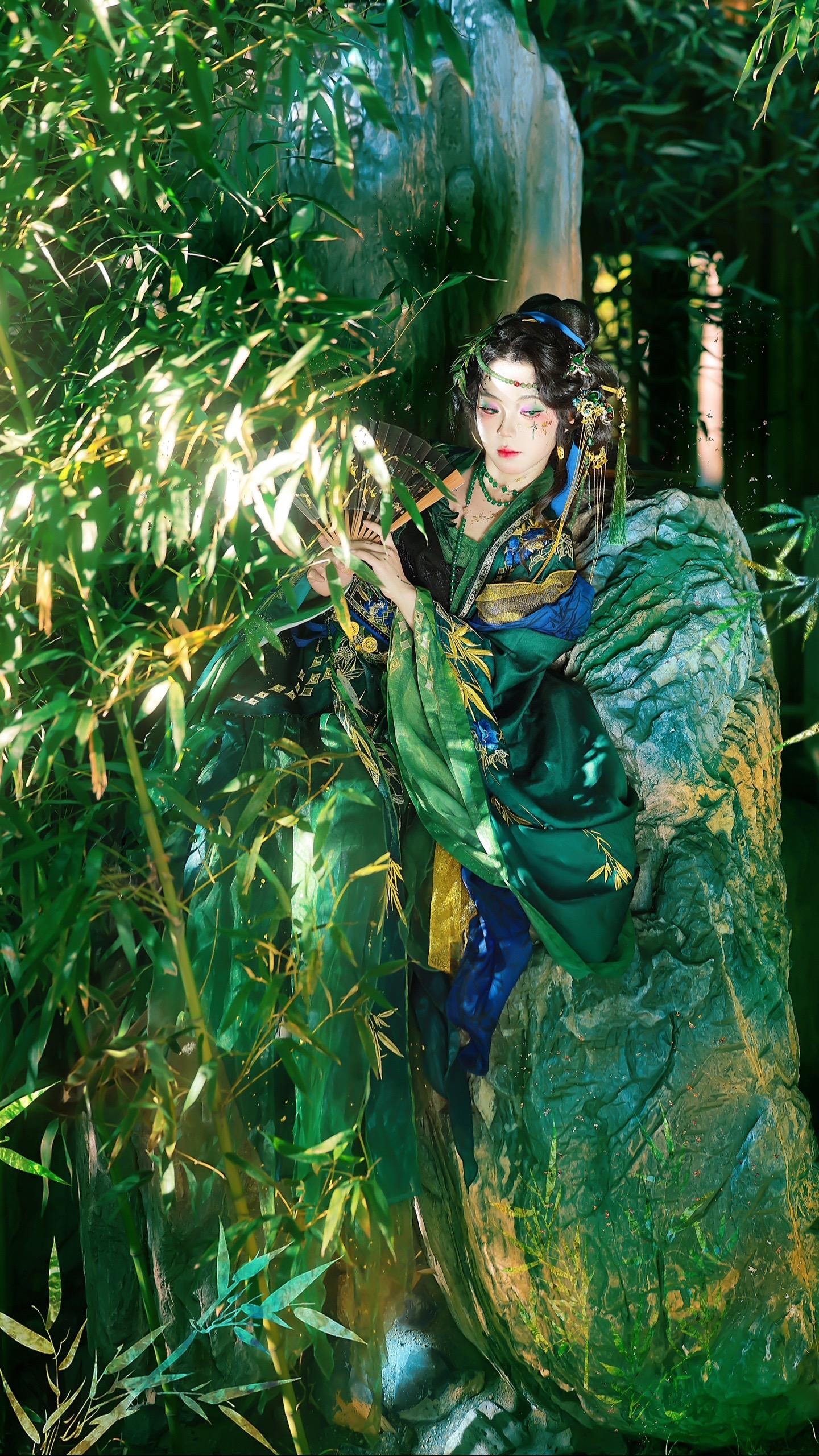 宝石成了赝品，她的双眸才是唯一真迹。绿色太美丽了！！