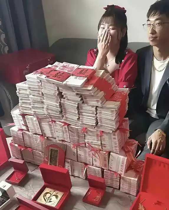 一人欢喜一人愁。
女子乐开了花，男子苦如吃黄莲。
这彩礼如果是自家攒的还好，不过