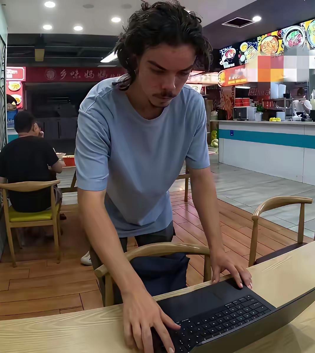 中国的治安，彻底颠覆了这个外国人的三观，把手提电脑放在成都的一个商场30分钟。竟