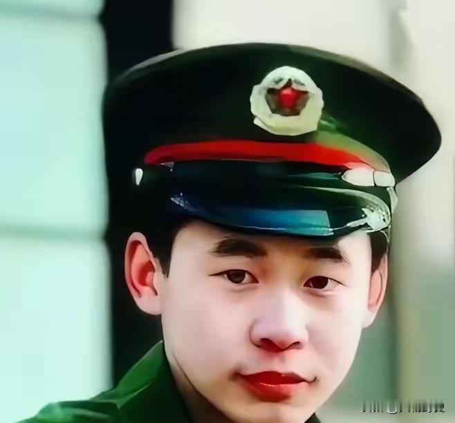 1995年，一名解放军战士在乘车回部队的途中，劝司机不要停下加油，但司机执意停下