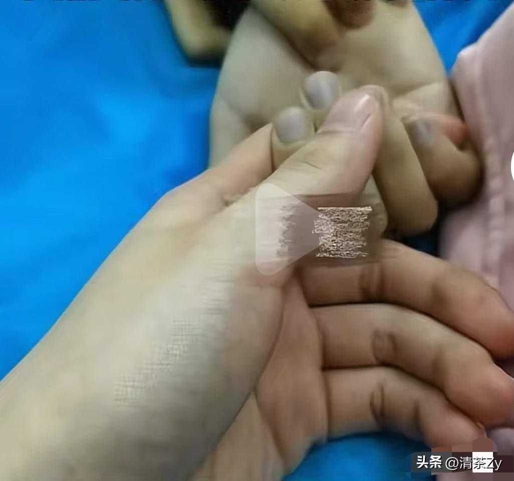 女儿刚离开两天，爸爸就着手办理死亡赔偿金的相关手续了！

妈妈把9岁女儿送到奶奶