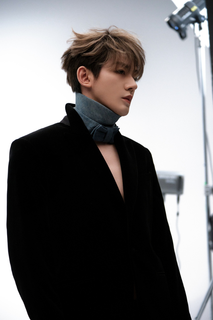 邓为内娱现役法拉利 邓为内娱现役法拉利，谁来懂一下这个邓为新杂志的含金量啊，这张