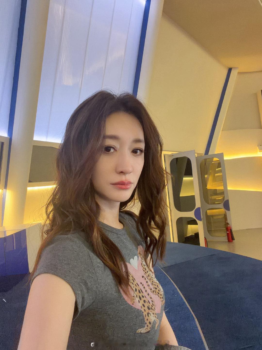 刚刚经过小考教室 发现已经在拆除中了… 坐在我第一次进来的地方 就是那里 我和无