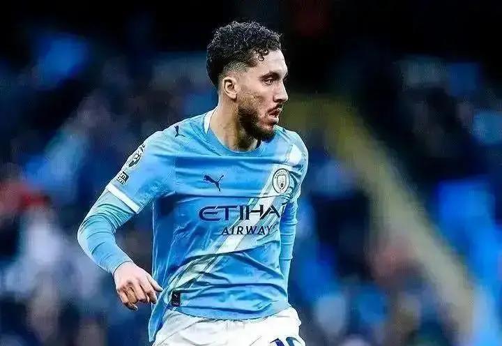 国家队场均0.51球，俱乐部0.17，差3倍
 
维尔茨在勒沃库森踢右路，回追多