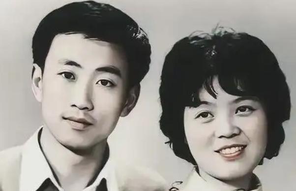 1977年，知青刘小勇拿到了大学录取通知书，动身去北京的前一晚，17岁的王爱娟红