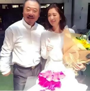 1988年，范伟在母亲的逼促下，和一名护士相亲，谁知，对方不仅不说话，连筷子都不