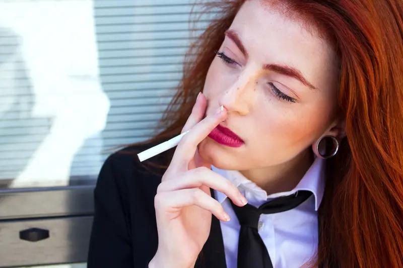 说真的，我不太排斥女人抽烟。在以前，抽烟好像是男人的专属，但现在时代变了，女人抽