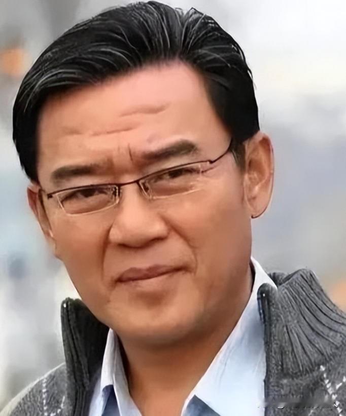 1990年，李立群从台湾回到大陆，找到了同父异母的大哥，见到大哥家一贫如洗，他拿