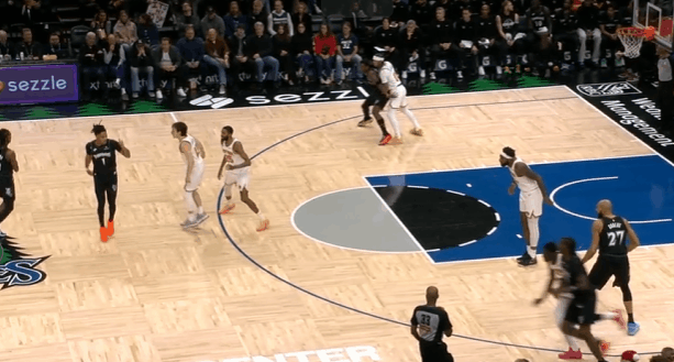 逐帧拆解：爱德华兹技术细节解析，战尼克斯38分率队取胜爱德华兹的背身进攻更习惯衔