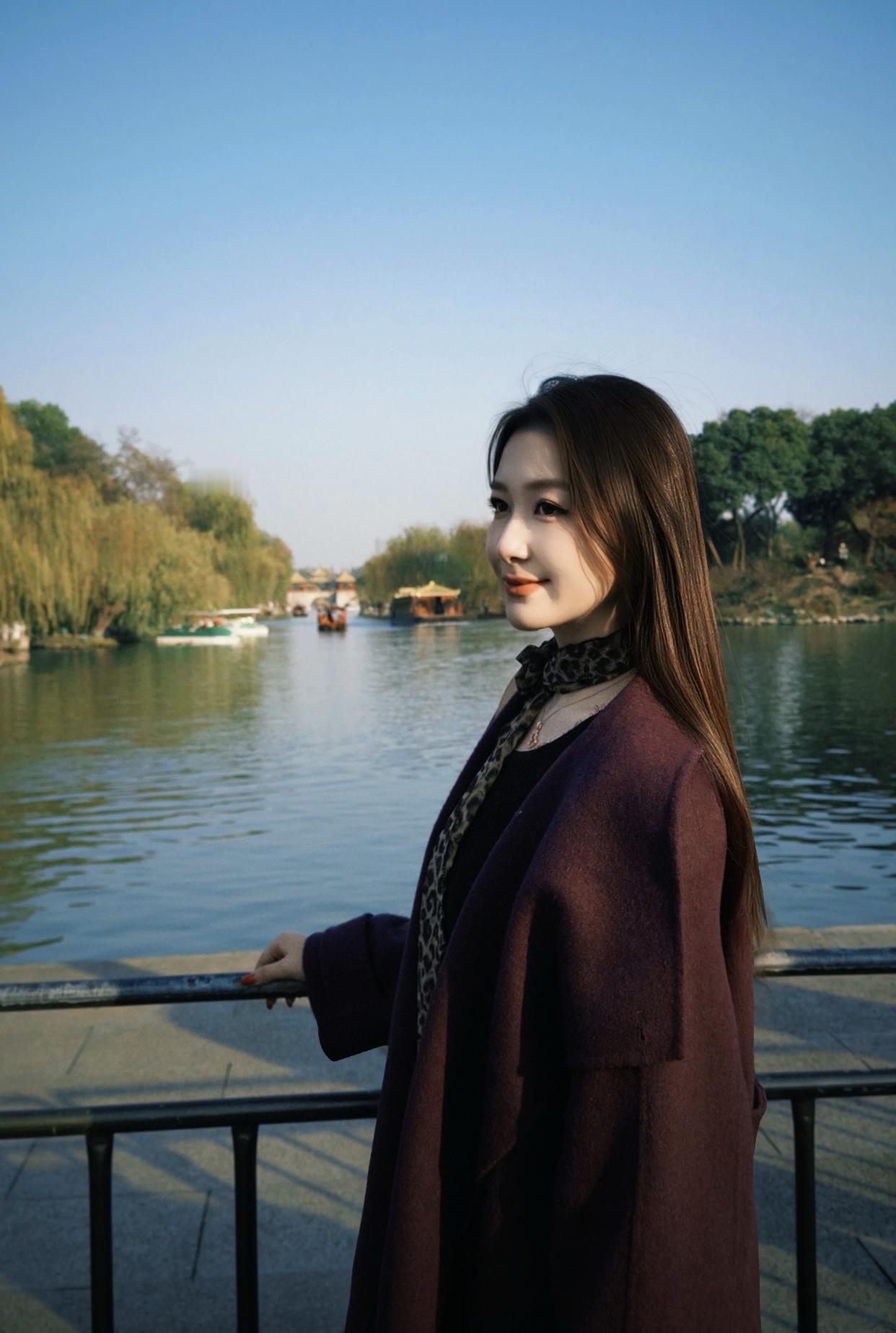 谁是你心中的国风美人秋日漫步，紫衣女子与古风园林的完美邂逅。