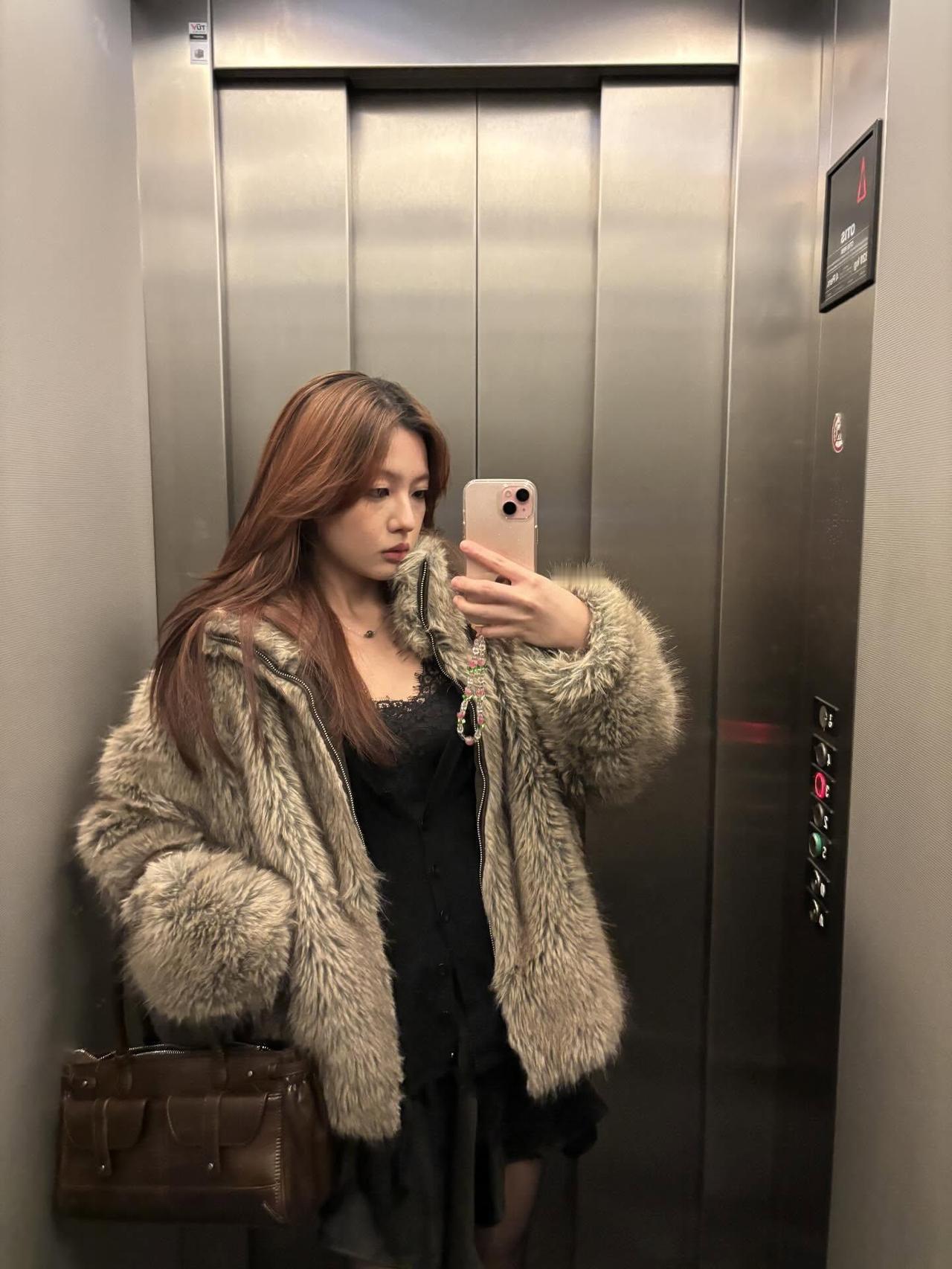 皮草配黑裙短款皮草搭配 贵妇皮草穿搭 白皮草穿搭 皮草配靴子 女皮草穿搭