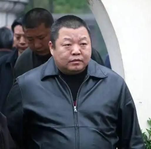 臧天朔在临终前把所有家人都请了出去，包括妻子李梅。唯独留下了斯琴格日乐。他抓着她