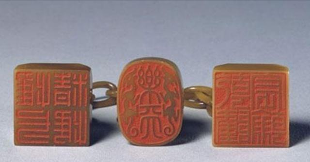 1950年，正在接受改造的溥仪听说中国要出兵援助朝鲜，突然找到看守，撕开自己的棉