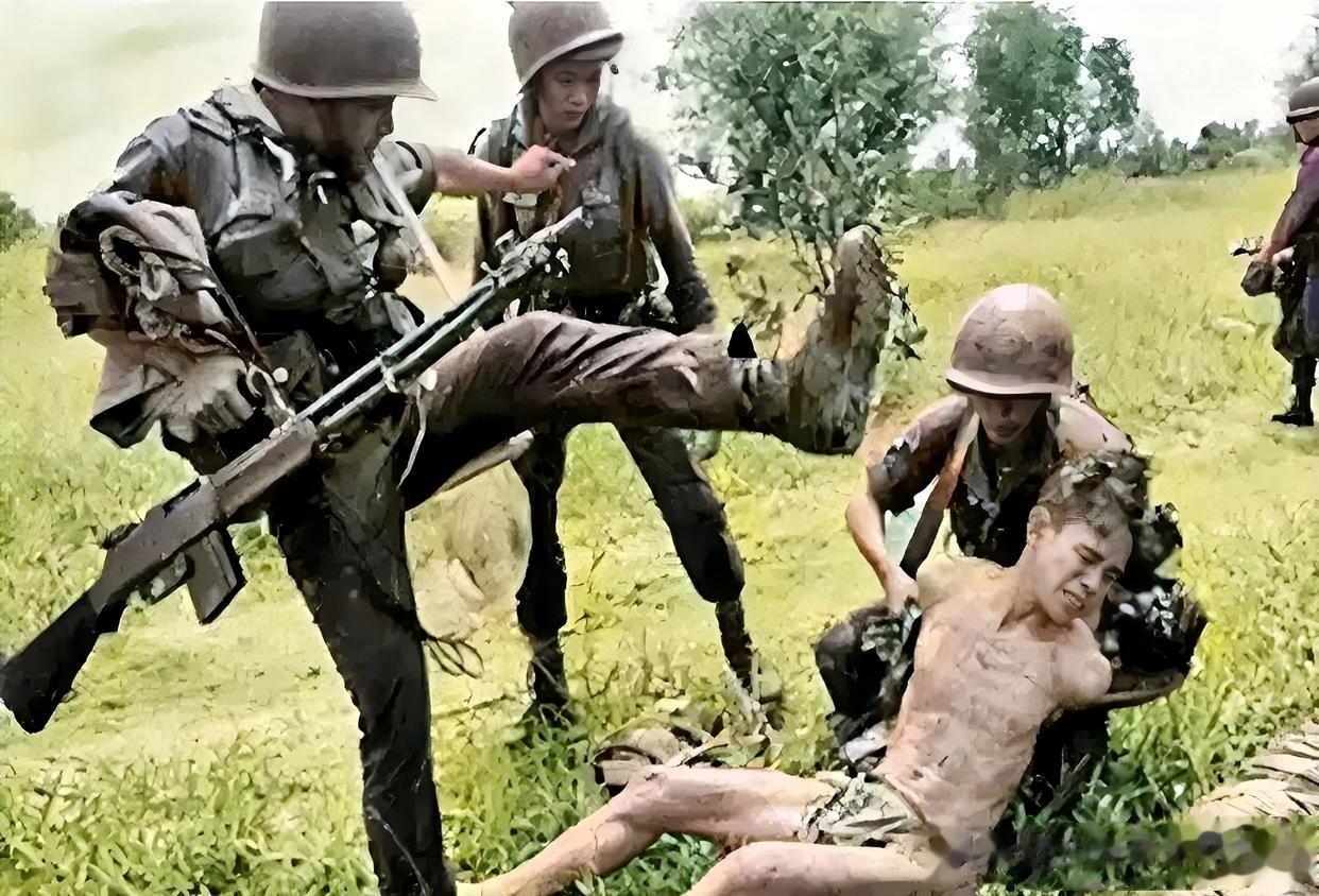 越南战争期间，跟随美国出兵越南的韩国士兵，殴打越南百姓的画面，当时韩国士兵对待越
