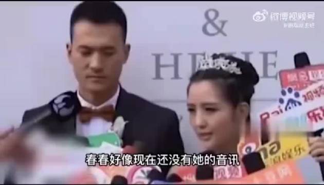 2013年何洁婚礼后，她曾发出一张与的微信聊天截图试图自证邀请过对方，但截图反而让事情成了至今无解的