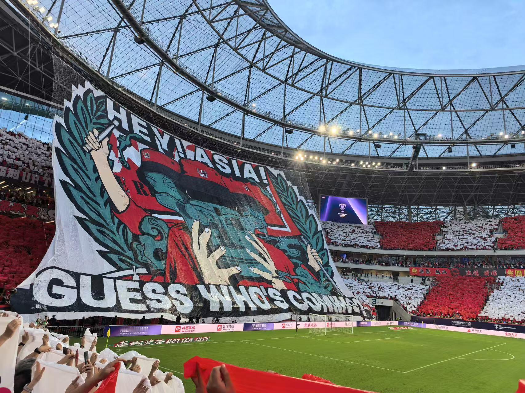 除了图三上排的拼字效果不太好，南北两侧的内容设计堪称惊艳了！这个三星堆人像的创意