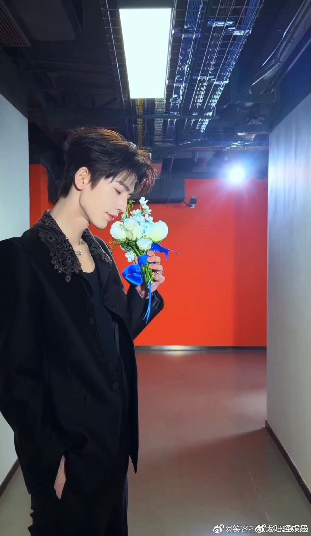 张凌赫田曦薇第一个双人剧宣视频 张凌赫田曦薇贴脸捧花 逐玉分集预告 捧花贴脸温柔