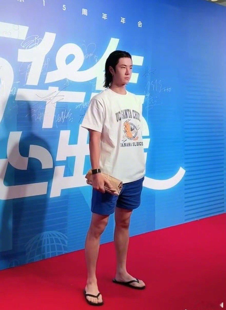 乐华年会上的王一博、李汶翰、黄明昊、朱正廷、毕雯珺～ ​​​