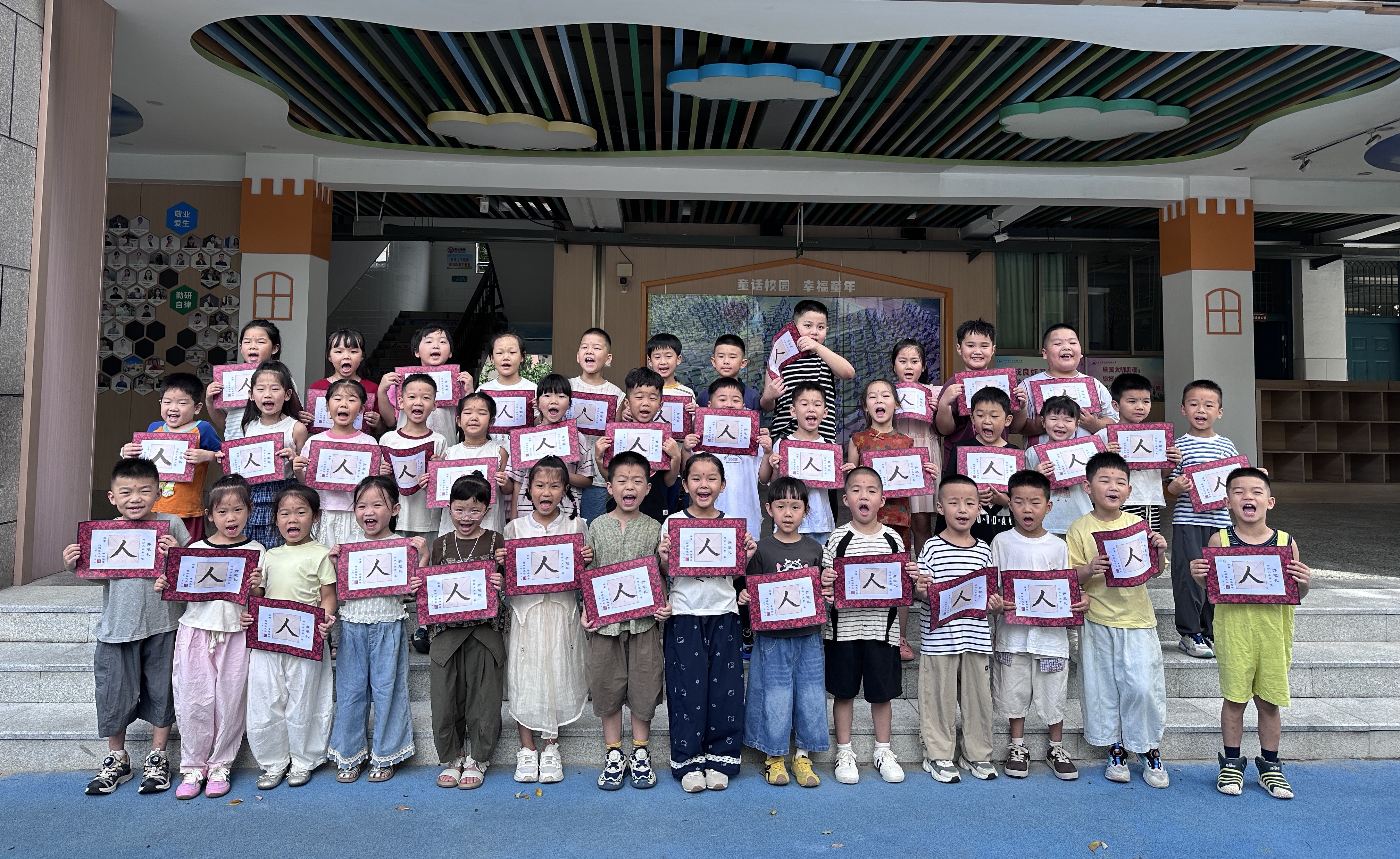 现在的开学仪式感真是越来越卷了，学校把“欢迎”变成了沉浸式体验👏这种花式迎新不